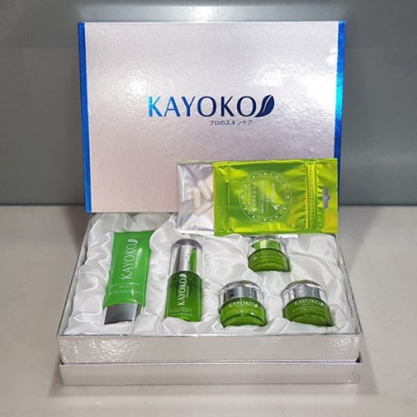 Bộ mỹ phẩm Kayoko xanh được rất nhiều chị em châu Á ưa dùng