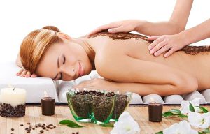 Hướng dẫn cách tắm trắng bằng bã cà phê hiệu quả cho phái đẹp